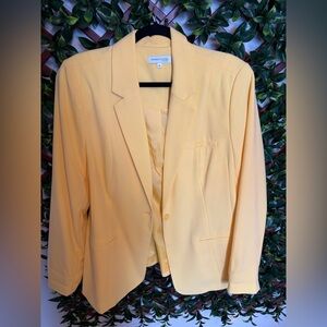 Marie-Claire Women's Yellow Blazer size 15
PTP 22
Length 25